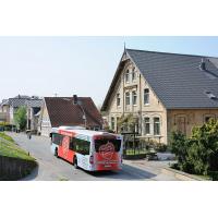 8050_2843 Hauptstrasse mit Autobus im Hamburger Stadtteil Cranz. | Stadtteil Hamburg Cranz - Bezirk Hamburg Harburg - Lauf der Este im Alten Land